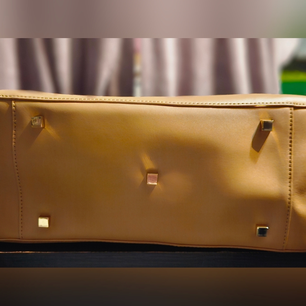 Elegant Tan and Cream Women's Handbag - Picture 10 of 12